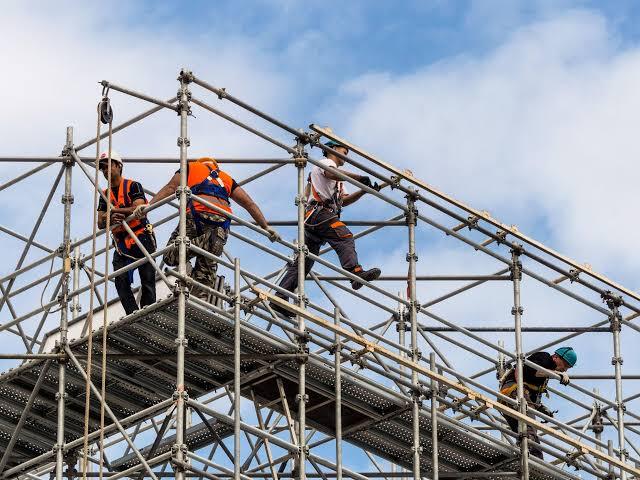 Temporary Edge Protection vs Full Scaffolding: Which Is Right for Your Site?